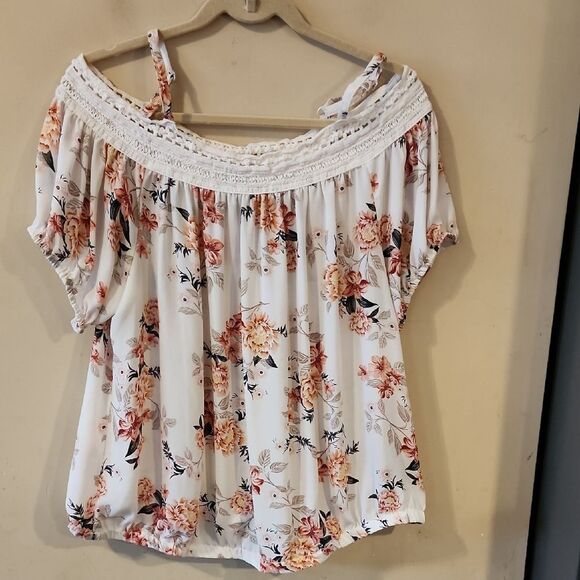 Torrid Smocked Ruffled Short Sleeve Blouse in White Cream Size 2 Can Be Cold Sh - Picture 1 of 6